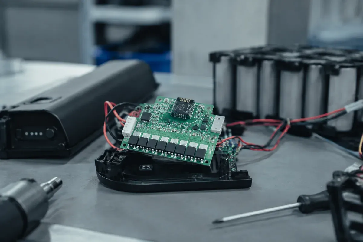 Battery management board with a wireless communication module on an electronics bench