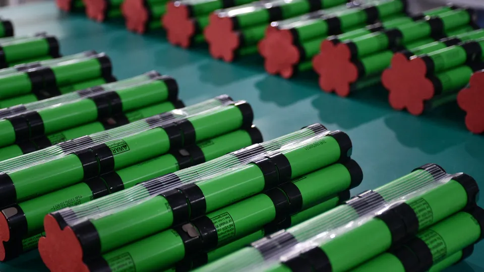 Green cylindrical lithium cells grouped into battery modules during pack build