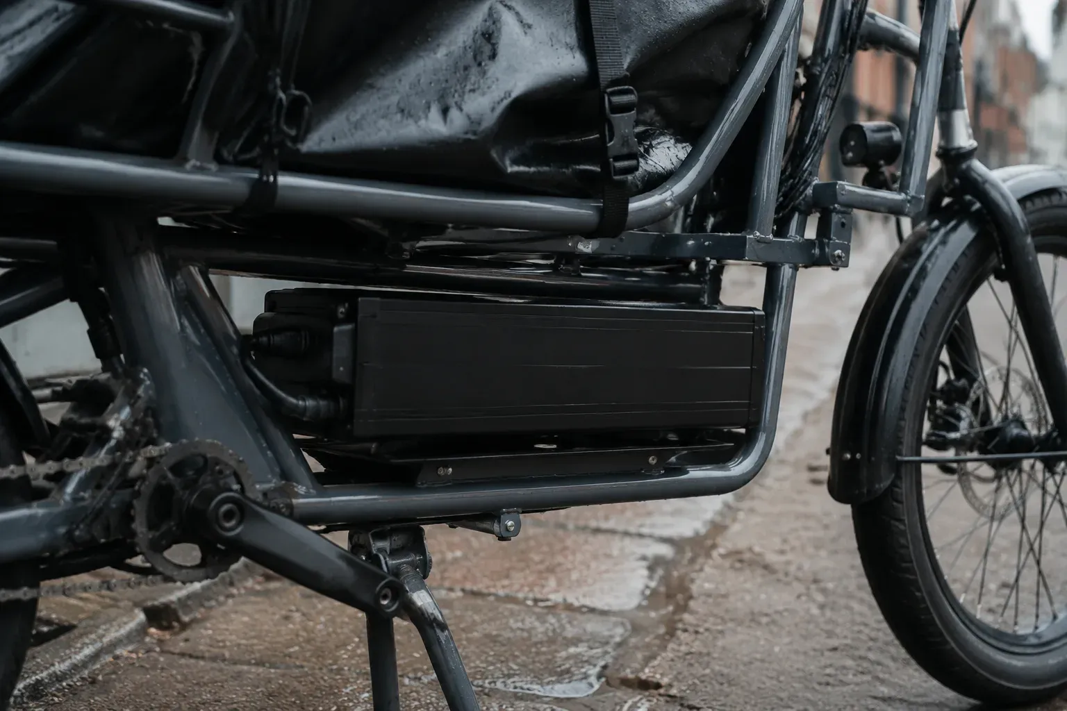 Cargo-oriented battery pack mounted in a utility frame for real range under load